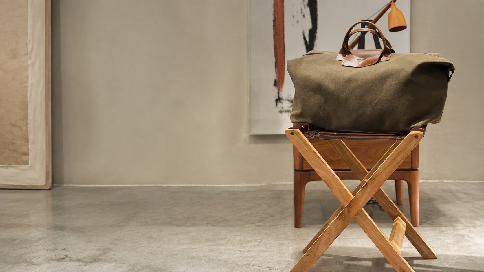 Bolsa de viagem Maria Coura sobre apoio de mala