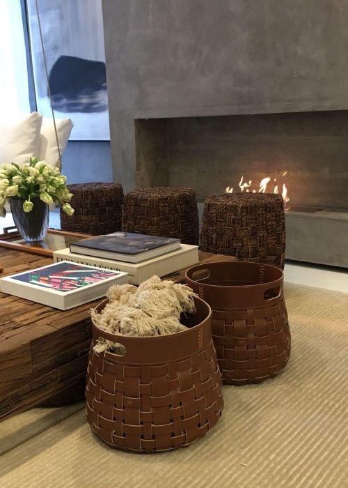 Cestos de couro em living com lareira