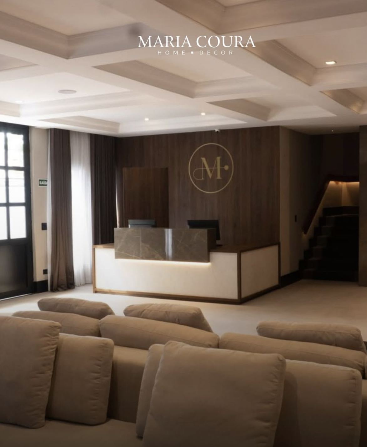 Lounge da Pousada Murano com medalhão Maria Coura