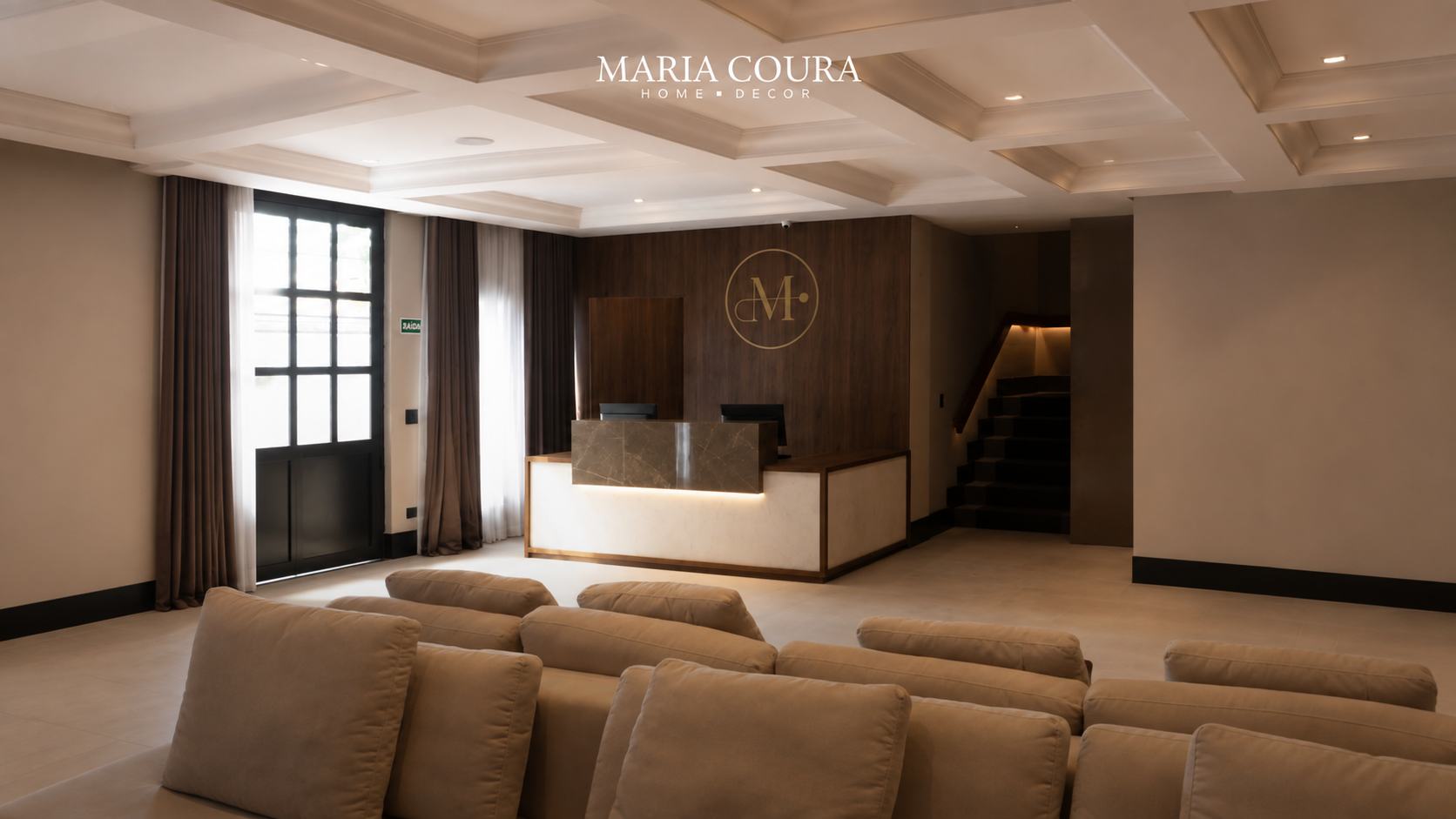 Lounge da Pousada Murano com medalhão Maria Coura na parede